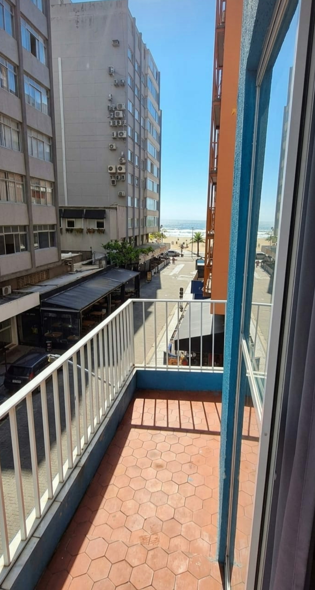 Sacada da Pousada Hostel Central com vista para a rua e para a Praia Central