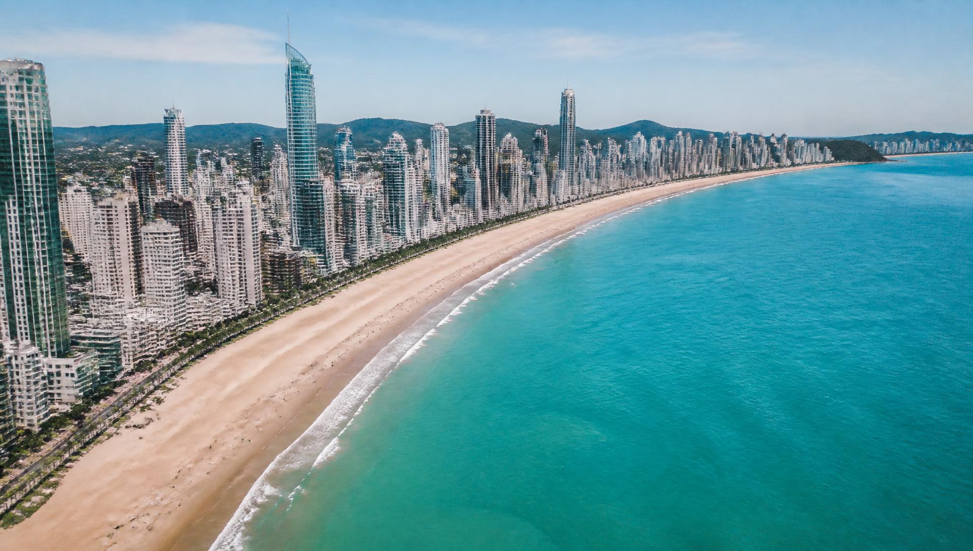 Vista aérea da Praia Central e do skyline de Balneário Camboriú em um dia ensolarado